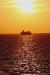 tramonto con nave da crociera