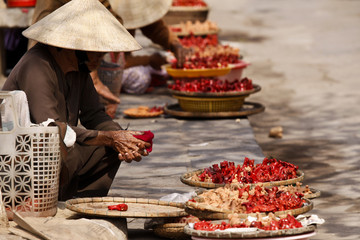 alte Straßenverkäuferin