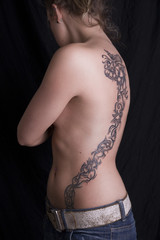Tribal Blumenranke Tattoo © Haramis Kalfar