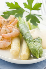 Spargel mit Garnelen