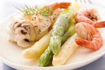 Spargel mit Meeresfrüchten © HLPhoto