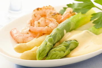 Spargel mit Garnelen