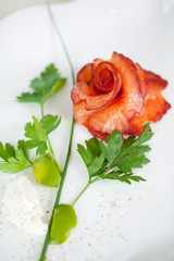 rotholz geräucherter lachs als rose dekoriert