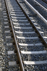 Gleise mit Betonschwellen und seitlicher Stromschiene, S Bahn