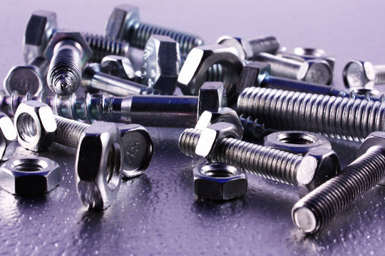 Schrauben und Muttern auf Metall