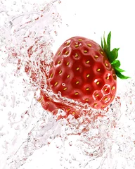 Muurstickers verse aardbeien in een straaltje water © Strezh