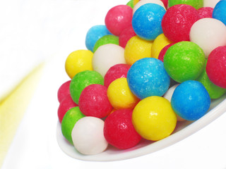 Конфеты драже, разноцветные на тарелке