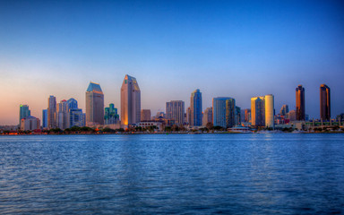 Fototapeta na wymiar San Diego skyline na pogodny wieczór w HDR