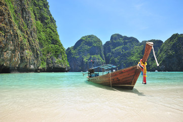 Fototapeta na wymiar traditional Thailand boat at Phi Phi islands, Thailand