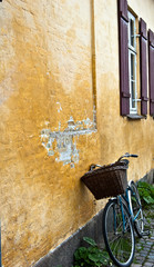 Vélo contre un mur jaune à Copenhague au Danemark