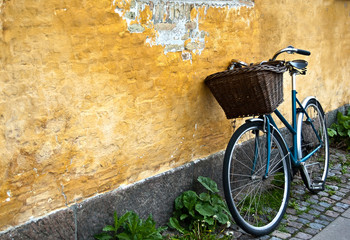 Vélo contre un mur jaune à Copenhague au Danemark