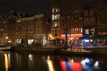 Fototapeta na wymiar Kanał w dzielnicy czerwonych latarni w Amsterdamie w nocy