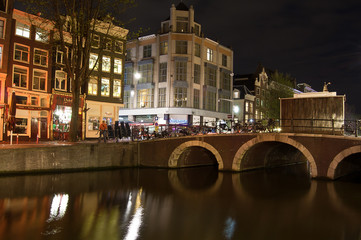 Obraz premium Canal à Amsterdam de nuit au Quartier Rouge
