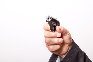 Mann hält Pistole in der Hand