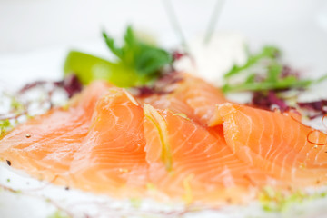 frische lachsscheiben mit salat