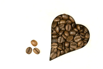 cuore di caffè su sfondo bianco