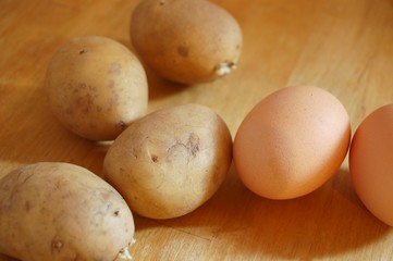 Fototapeta na wymiar Kartoffeln und Eier