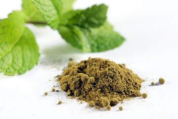 stevia en poudre sucre naturel édulcorant et feuilles