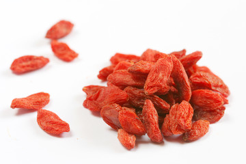 Baies de goji en tas sur fond blanc / goji berries