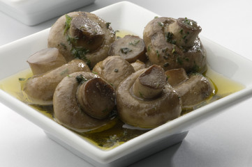 Champiñones al ajillo