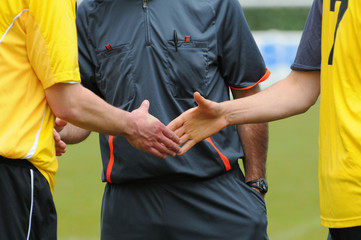 la poignée de mains des deux joueurs