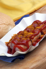 Currywurst mit Ketchup und Curry in einer Schale