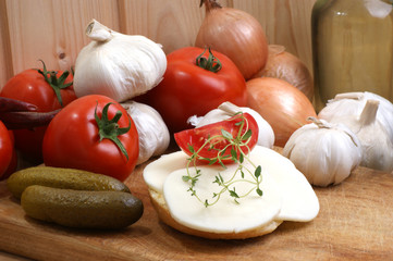 Mozzarella in Scheiben geschnitten auf Brot