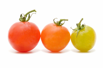 tomates frescos sobre fondo blanco