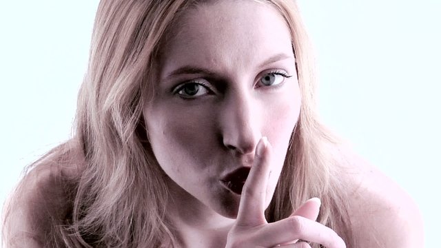 donna che mostra un dito