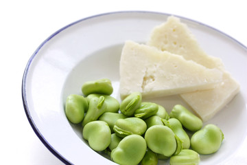 そら豆とペコリーノ・ロマーノ