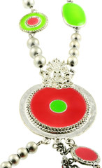 gros plan sur collier fantaisie, fond blanc