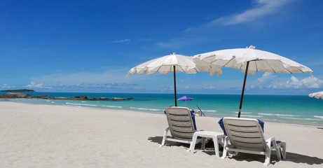 Liegestühle am weissen Strand