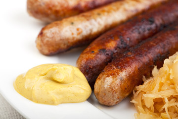 Bratwurst, Senf und Sauerkraut
