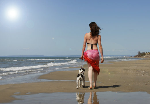 fille de dos sur la plage