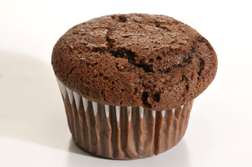 muffin de chocolate aislados en fondo blanco