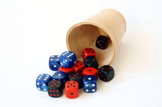 W&uuml;rfel mit Becher