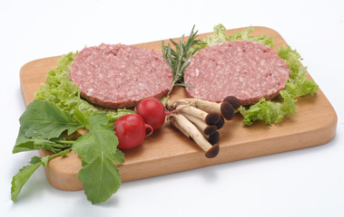 Hamburger di manzo su tagliere