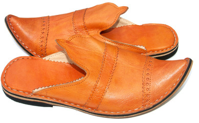 mules marocaines orange, fond blanc