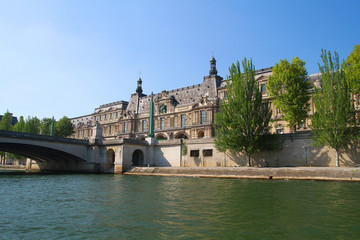 palazzo lungo la Senna