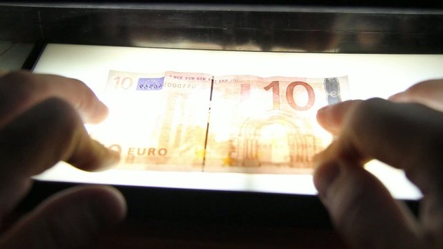 D&eacute;tecteur de faux billet