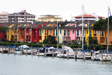 Kolorowe domy na wybrzeżu - obrazy, fototapety, plakaty