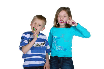 Chłopiec i dziewczynka myją zęby - obrazy, fototapety, plakaty