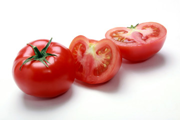 Czerwony pomidor na białym tle