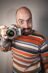 uomo con macchina fotografica