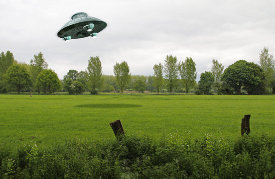 UFO &uuml;ber gr&uuml;ner Wiese