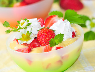 Erdbeerdessert mit Sahnehaube