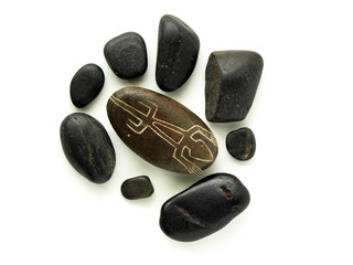 インカの石のお守りと黒い小石