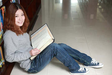 Obraz premium young asian girl in library
