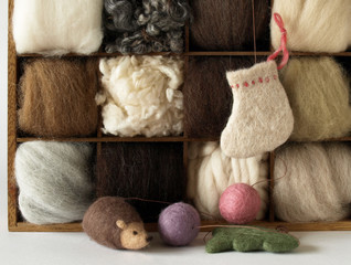 フェルトの原毛とクリスマス飾り