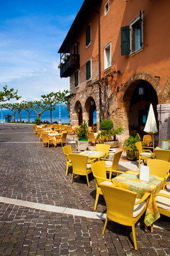 Caf&eacute; in Torri del Benaco, Gardasee